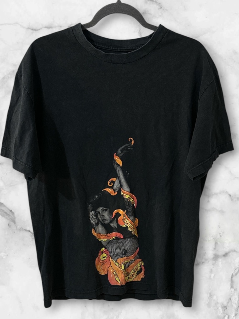 Cukui vintage black short sleeve t- shirt woman enveloped in an octopus Large